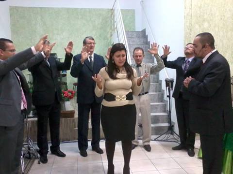 Obreiros ministrando sobre a vida da irmã Simone que recebeu de Deus a confirmação.